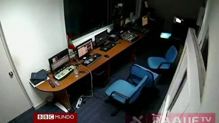 El momento en que incendian una televisión en Maldivas