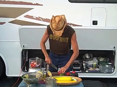 RAW FOOD MEXICAN! RAW VEGAN CHIPS + FRESH SALSA RECIPE + Guacamole + a RAW COWBOY! Huh? um...*