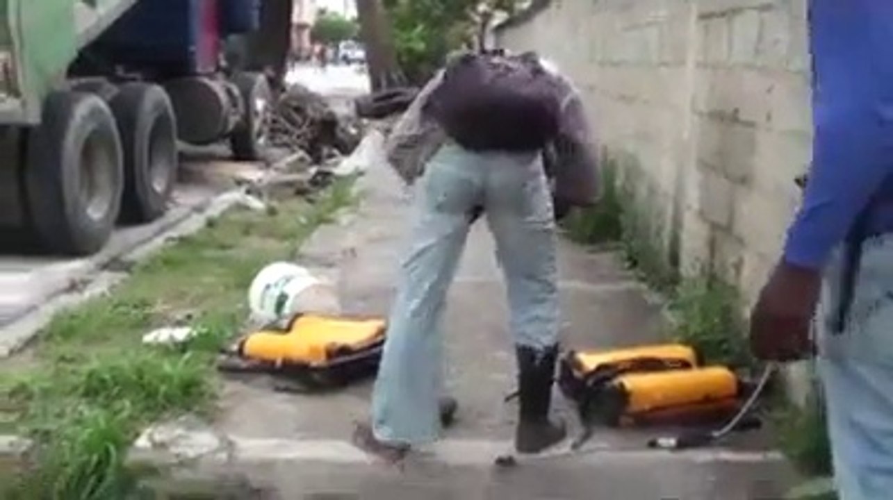 Cet homme se gratte à cause d'un zibongo