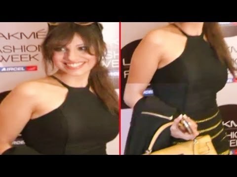 Unknown Celeb Exposing BOSOMS 'n' Thighs at the Lakme Fashion Week