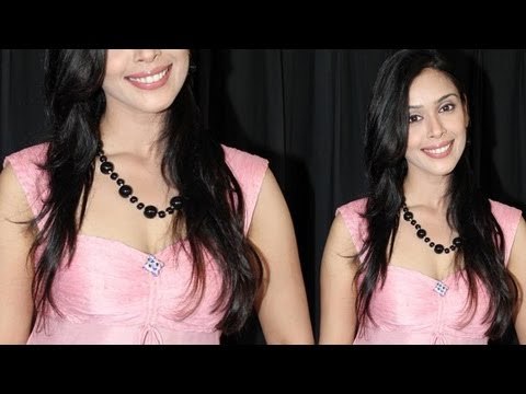 Hrishita Bhatt Sexy Juggs in Pink DRESS @ Hira Manek Women's Achievers Award