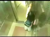 Asansörde sapığı etkisiz hale getiren kız Komik İzle