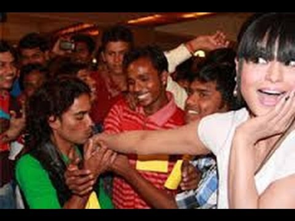 Guinness World Records by Veena Malik for Receiving 137 Kisses