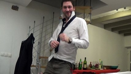 un homme danse avec talent lol