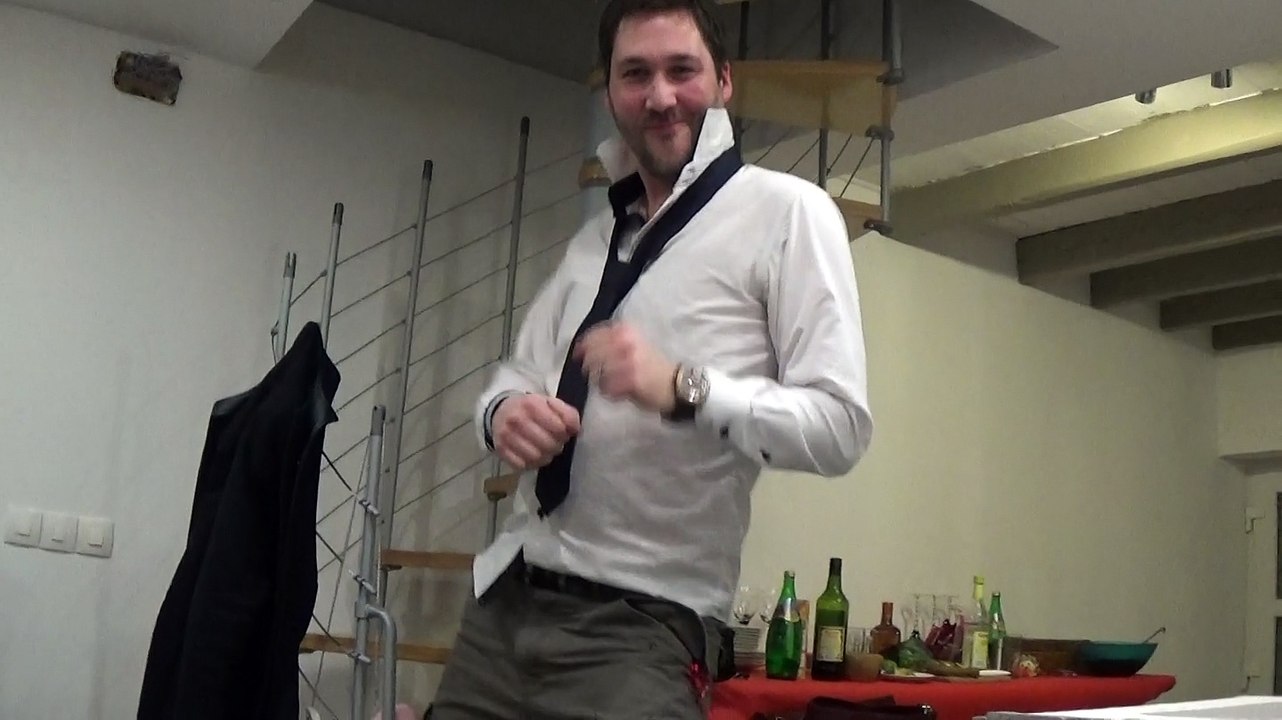 un homme danse avec talent lol