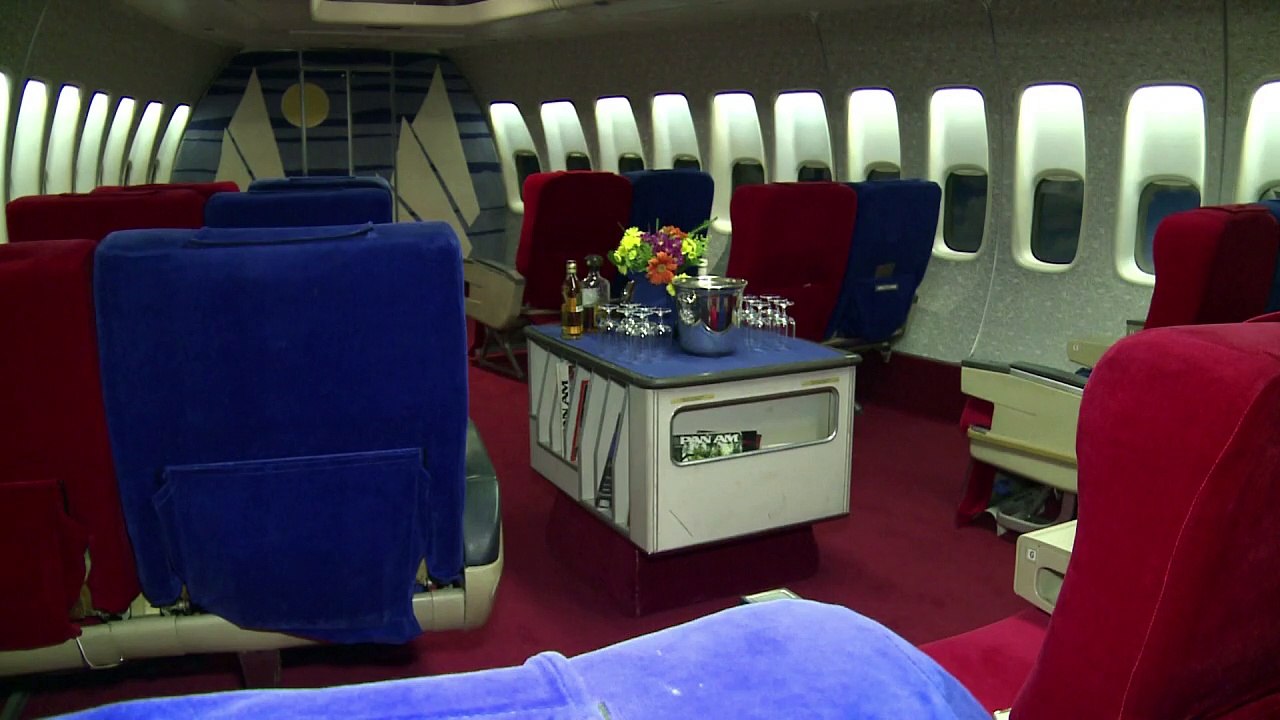 Retro-flug in die 70er in pan-am-kulisse