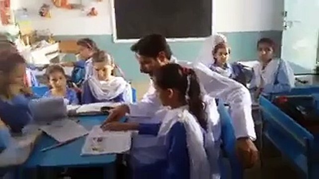 Watch Shahid Afridi teaching Kids in Tameer E School
