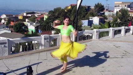 pakistani girl dancing on the roads of dubai