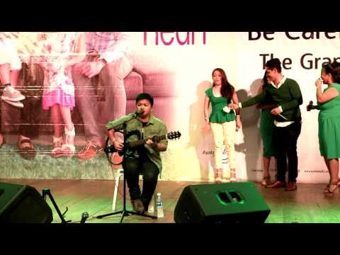 Aiza Seguerra sings 'Sana Ngayong Pasko' at the Be Careful With My Heart Finale Mall Show