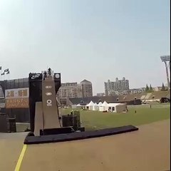 Il change de BMX pendant un saut !