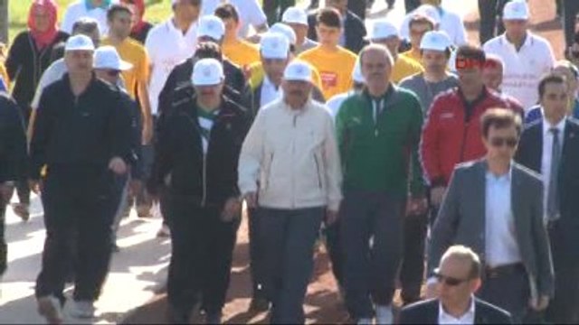 Bursa Bakan Müezzinoğlu?ndan Avrupa Şampiyonu Voleybolculara Altın