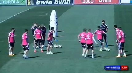Real Madrid: 'Chicharito' se comió huacha en entrenamiento y así reaccionó