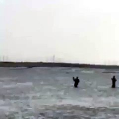 فيديو.. انقاذ عائلة غرقت سيارتهم في المطلاع