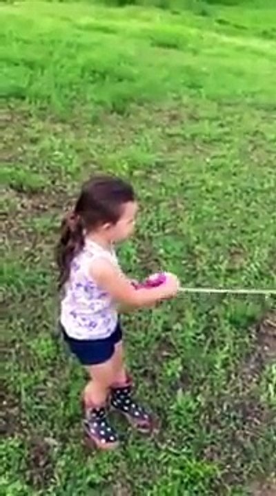 Une petite fille attrappe un gros poisson