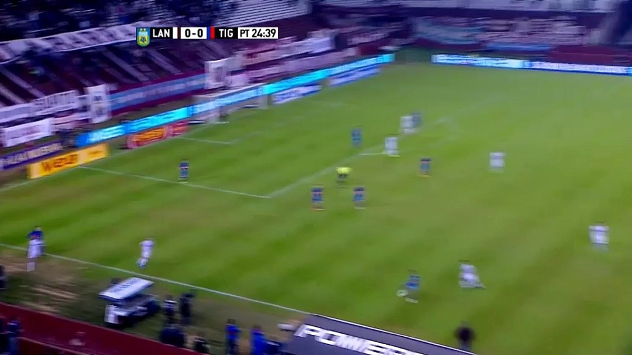 Argentinien: Torwart-Patzer bei 35m-Hammer