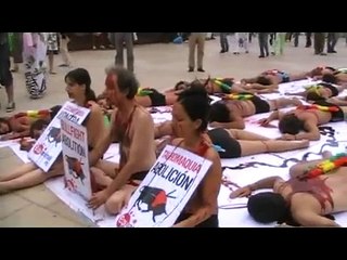 Acto antitaurino frente al museo Guggenheim de Bilbao