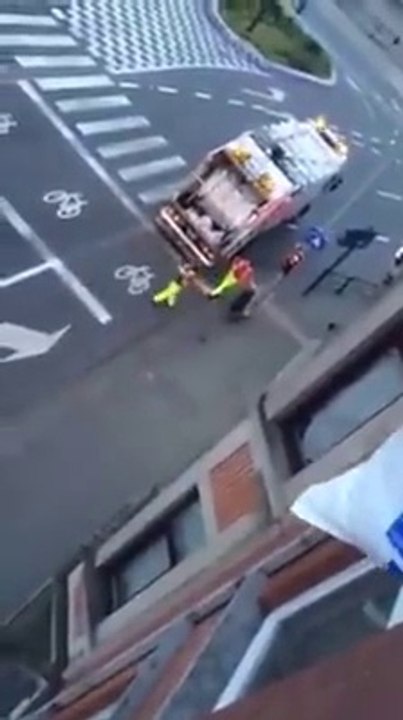 Two Belgian friends throw their garbage out the window