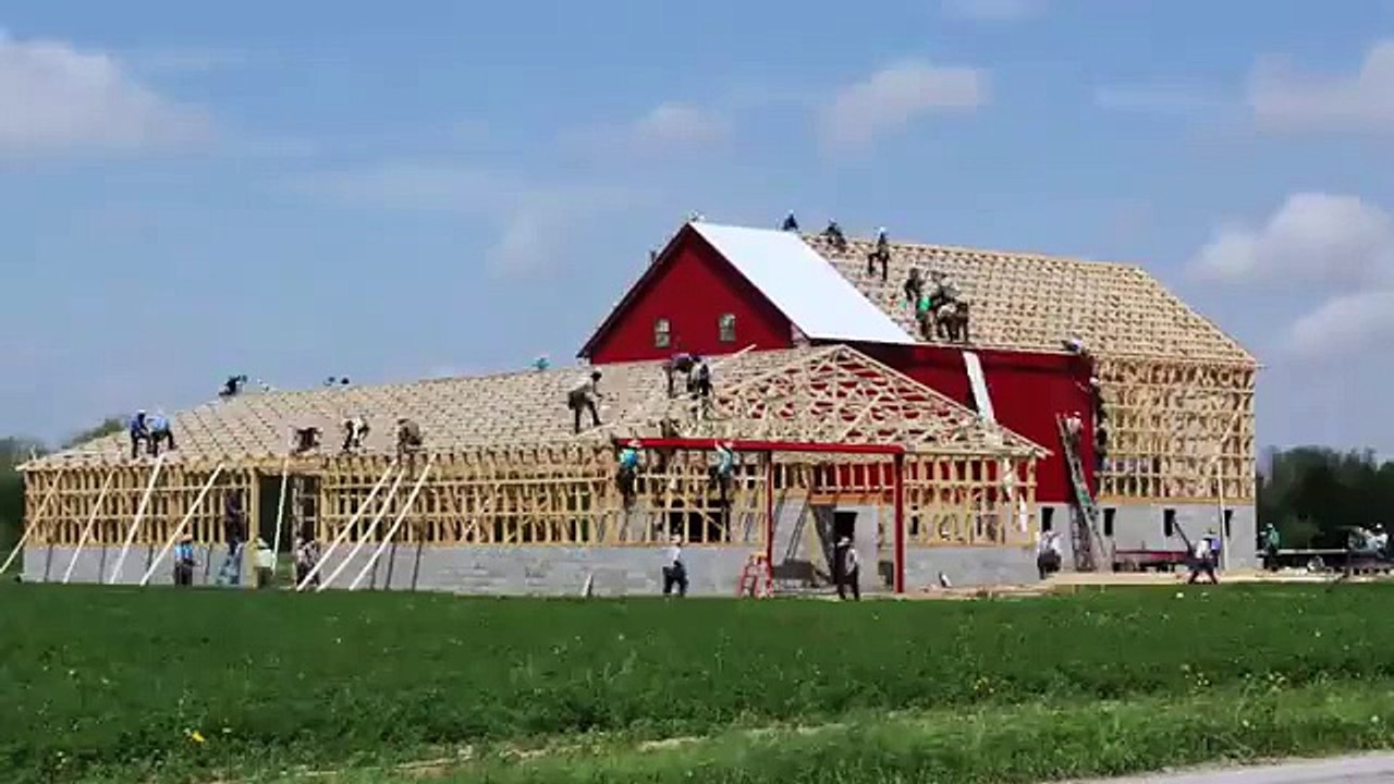 amish_men_build