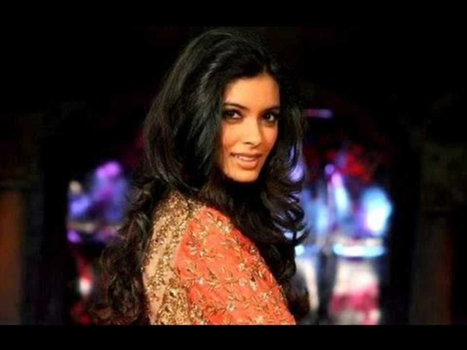 OH LA LA !! Diana Penty @ Mijwan Fashion Show