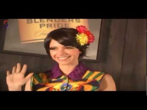 Kalki Koechlin WAVING CROWD @ Blenders Pride Fashion Week.