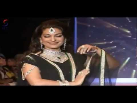 Diva JUHI CHAWLA Looks Hot At Iijw 2012 For Kays Jewels