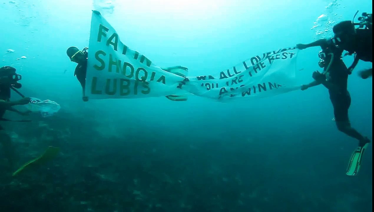 Fatin Shidqia Lubis underwater