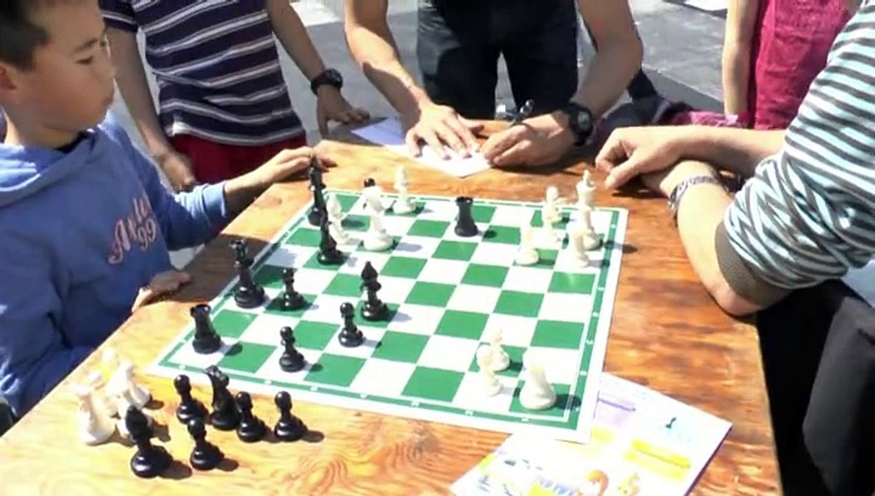 PAU - 28 AVRIL 2015 - CHAMPIONNAT DE FRANCE D'ÉCHECS - EXPLICATIONS ET DÉMONSTRATIONS APRÉS LA  PARTIE À L'AVEUGLE.