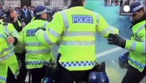 Londra'da başbakanlık konutu önünde çatışma