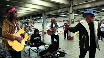 U2 improvise un concert dans le métro à New York