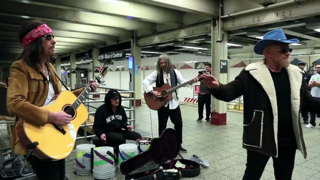U2 improvise un concert dans le métro à New York