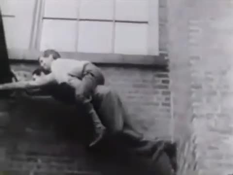 À quoi ressemblait le Parkour en 1930, avant que cela devienne à la mode ?