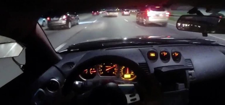 Slalom en Nissan 350Z à plus de 200km/h sur une route bondée