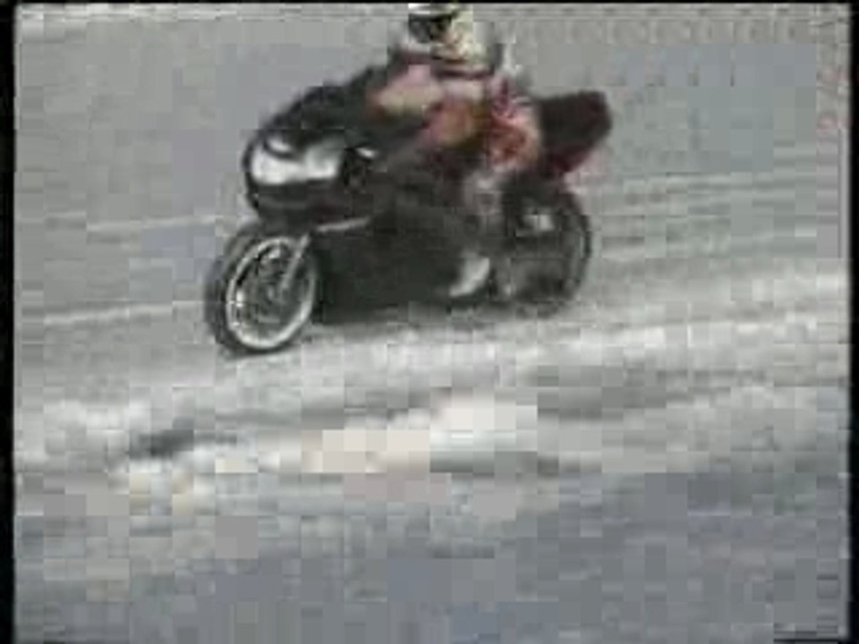 MOTO SUR GLACE