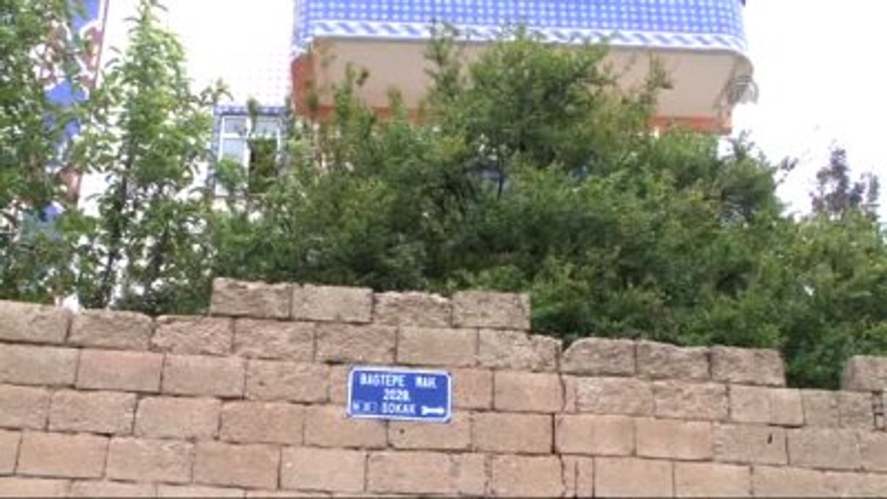 Altı Özürlü Çocuğuna "Bebek" Gibi Bakıyor
