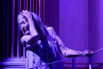 Ella cumplió 100 años y no para de bailar