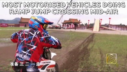 4 véhicules réussissent le saut le plus impressionnant de tous les temps ... sans se toucher !