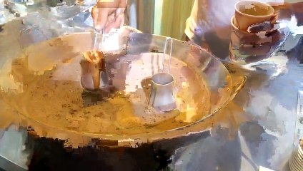 Ce mec fait chauffer du café avec du sable ... truc de dingue !