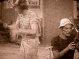 Professor Linguiça coloca Seu Madruga em coma