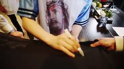 iKON signing stuff for auction #SuwonJSCup