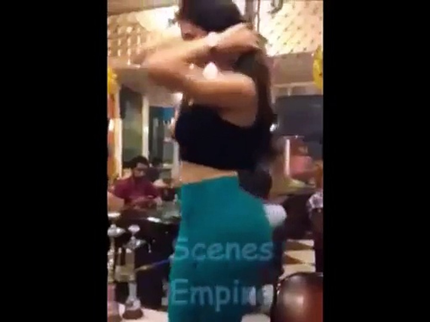 رقص شبه عاري في مقهى في دبي لـبنت خليجية سكرانة رقص كيك بنات الخليج - Vidéo  Dailymotion