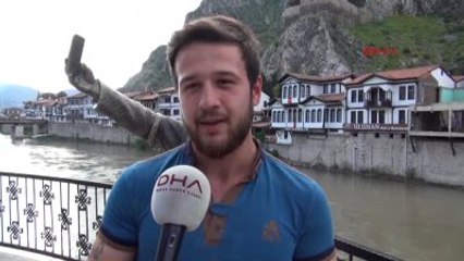 Amasya 'Selfie' Çeken Şehzade Heykelinin Telefonunu Kırdılar