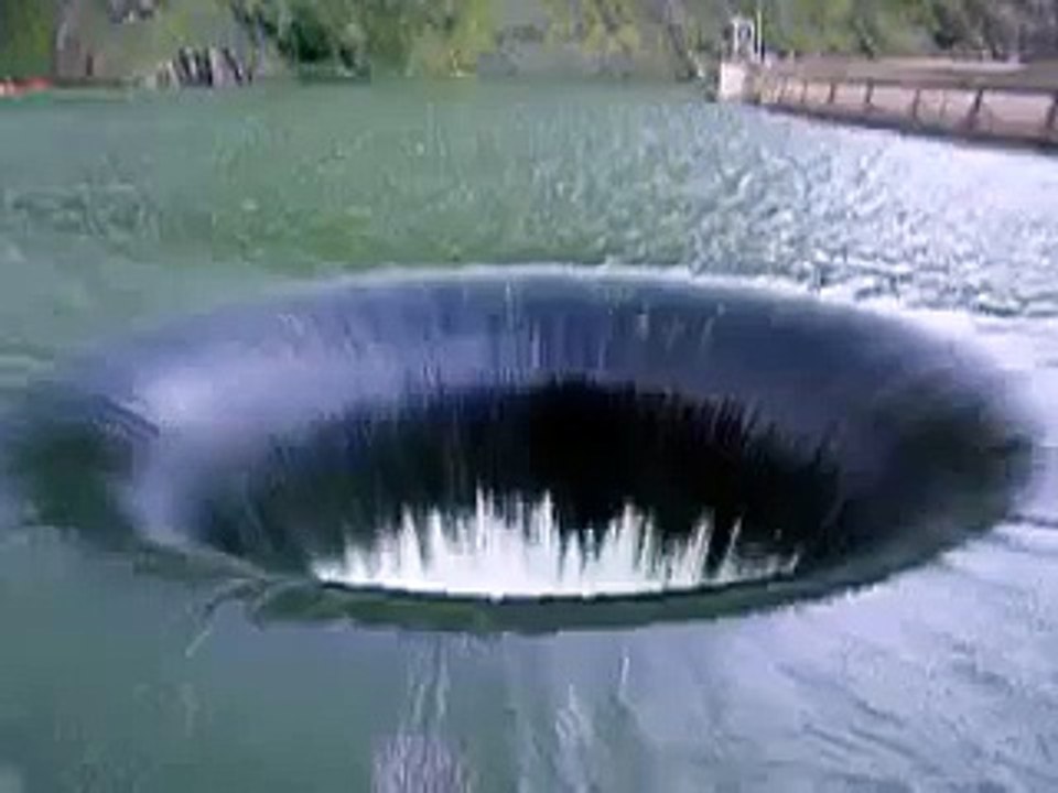 恐怖の動画？果てしなく吸いこまれていく地上のブラックホール　amazing holl