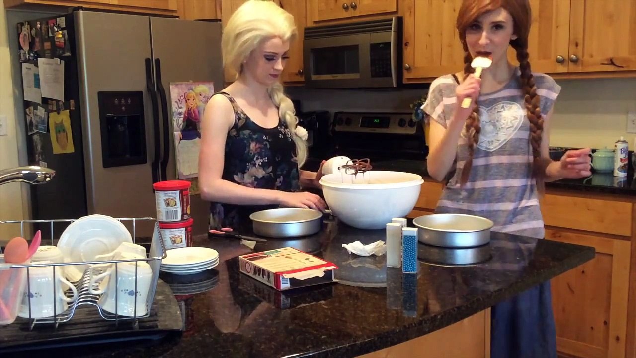 Anna and Elsa Bake a Cake