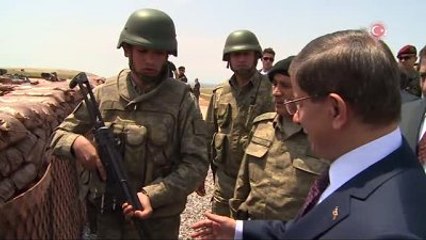 Davutoğlu'ndan Nöbet Tutan Askerin Annesine "Anneler Günü" Sürprizi