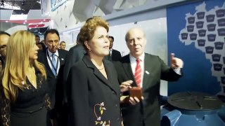 Dilma é vaiada ao visitar estandes de feira em São Paulo