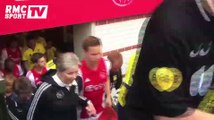 En vidéo : les joueurs de l’Ajax entrent sur le terrain avec… leurs mères !
