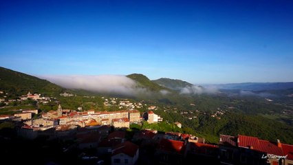 Curieux phénomène météorologique en Timelapse sur Sartene avec un nuage qui surfe sur la montagne
