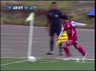 Universitario de Deportes: José Carvallo casi es colgado por error de Ampuero   (VIDEO)