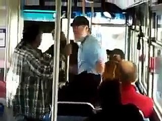 67 Yaşındaki Adam 24 Yaşındaki Genci Tek Yumrukla Yere Seriyor .