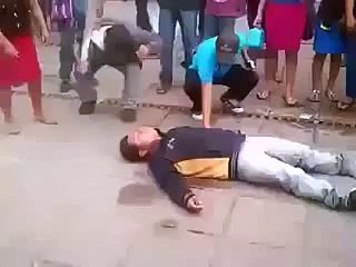 احتجاج کرتے ہوئے ایک بندے نے خود کو آگ لگا لی